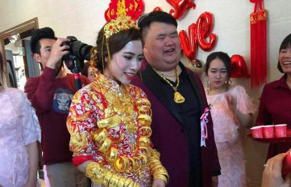 Cô dâu đeo vàng gãy cổ trong đám cưới vẫn mạnh miệng nói: Em chỉ yêu anh, không yêu vàng